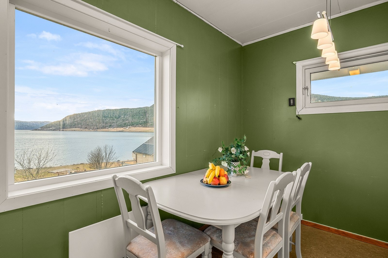 Fra spisegruppen nyter du flott utsikt over fjorden. Galleribilde