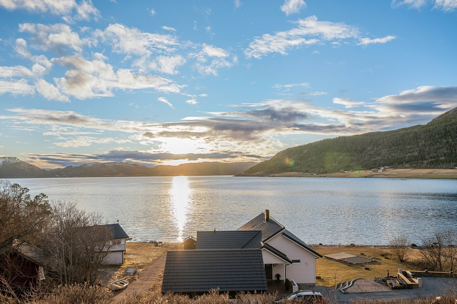 Fra boligen er det ca. 2 km inn til Rissa sentrum, ca. 21 km til Vanvikan, ca. 45 km til Leksvik og ønsker du å dra inn til Trondheim er det ca. 43 km. Galleribilde