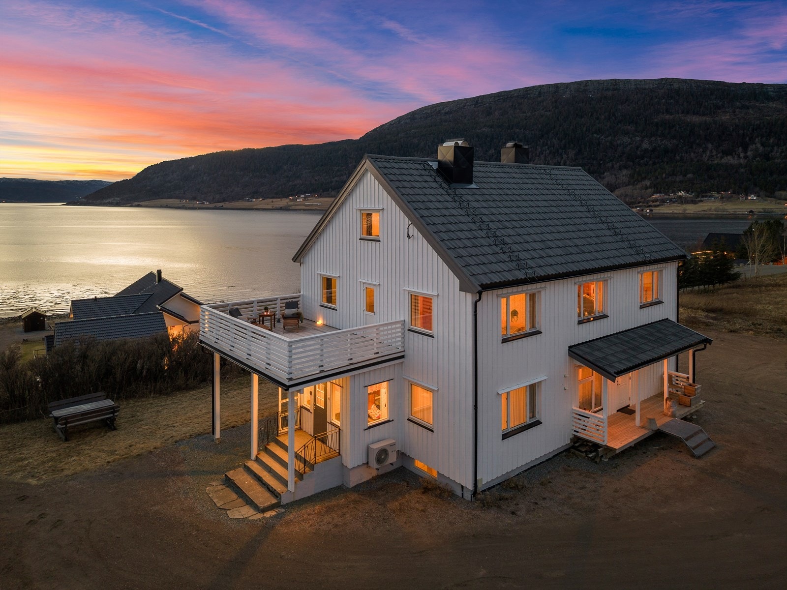 Fra boligen nyter du flott panorama utsikt over Trondheimsfjorden. Galleribilde