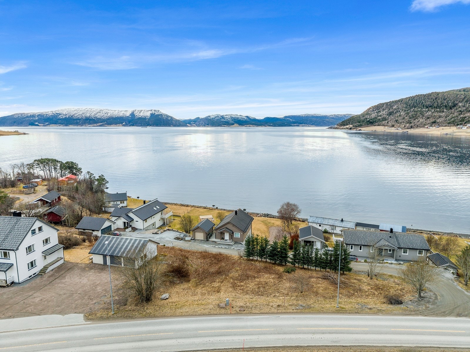 Tomten kan fritt besiktiges. Ta kontakt eller meld på visning for å ta visning med megler. Galleribilde