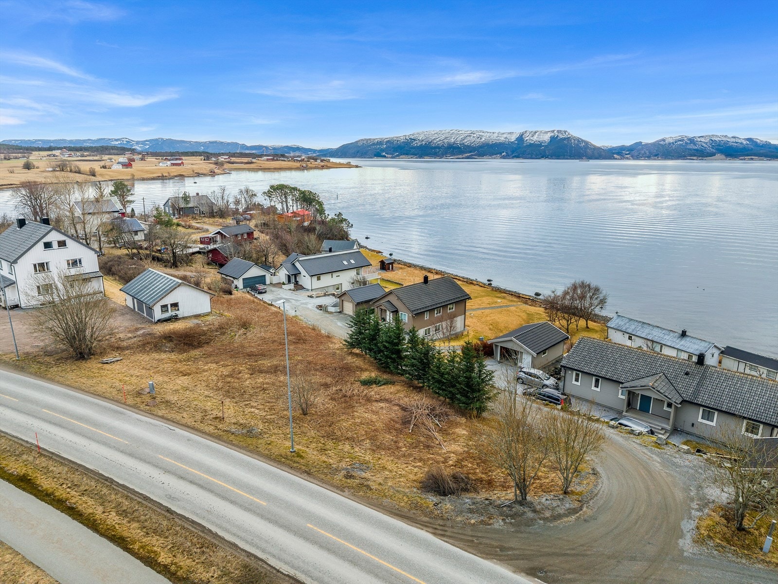Tomten ligger i rolige og familievennlige omgivelser, men fortsatt med kort vei til bylivet. Galleribilde