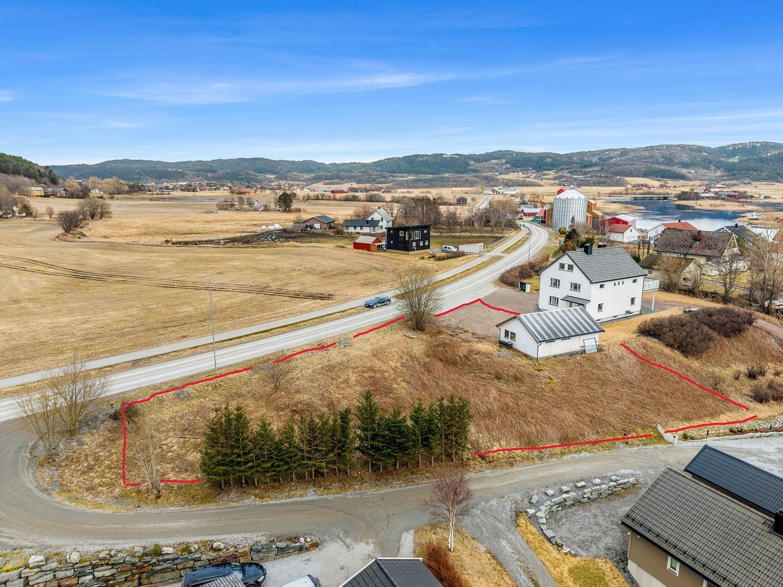 Skissen viser tomtegrensen omtrentlig. For eksakt plassering og avgrensning henvises det til tomtekartet i salgsoppgaven. Galleribilde