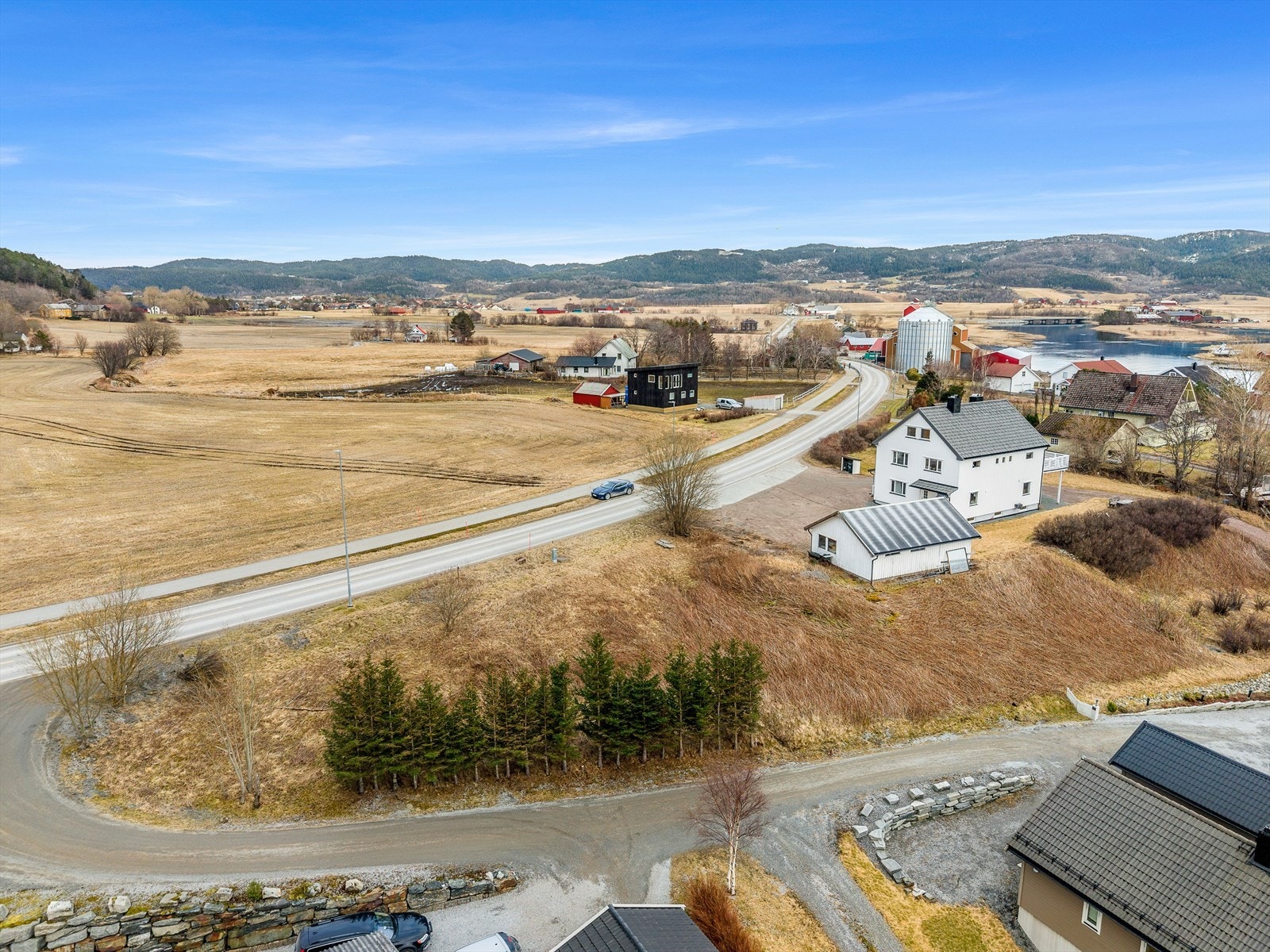 Tomten er på hele 1,5 mål og har innlagt strøm. Galleribilde