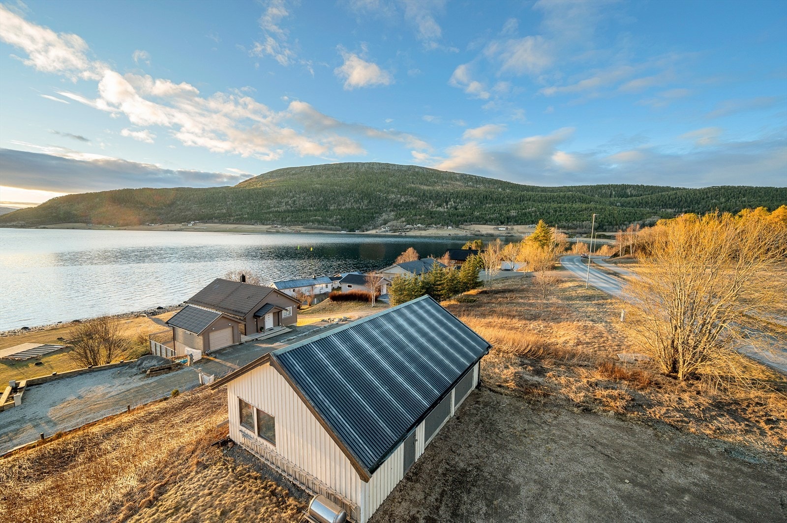 Velkommen til Udduveien 80 - En solrik tomt rett ved sjøen med gode utbyggingsmuligheter og naust tomt. Foto: Harald Wanvik. Galleribilde