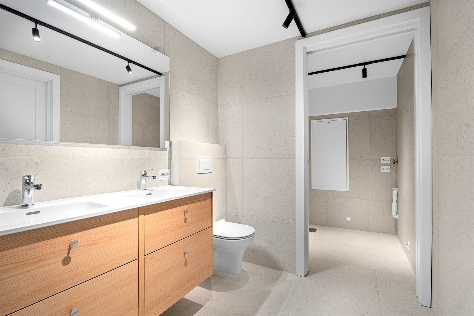 Videre inn fra badet kommer du til separert vaskerom med oppbevaringsplass Galleribilde