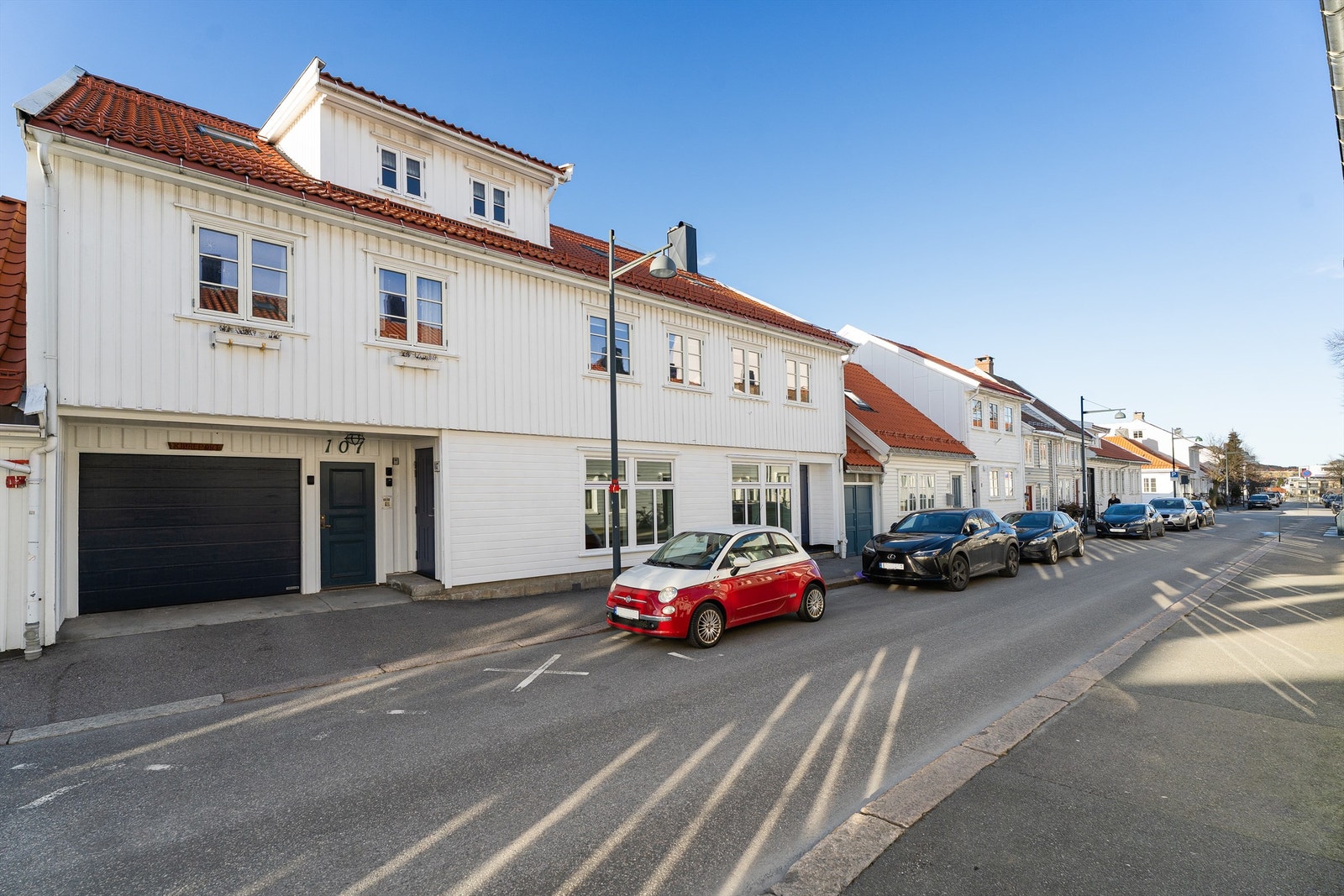 Fasadebilde med dør til felles trappegang og port til bakgård Galleribilde