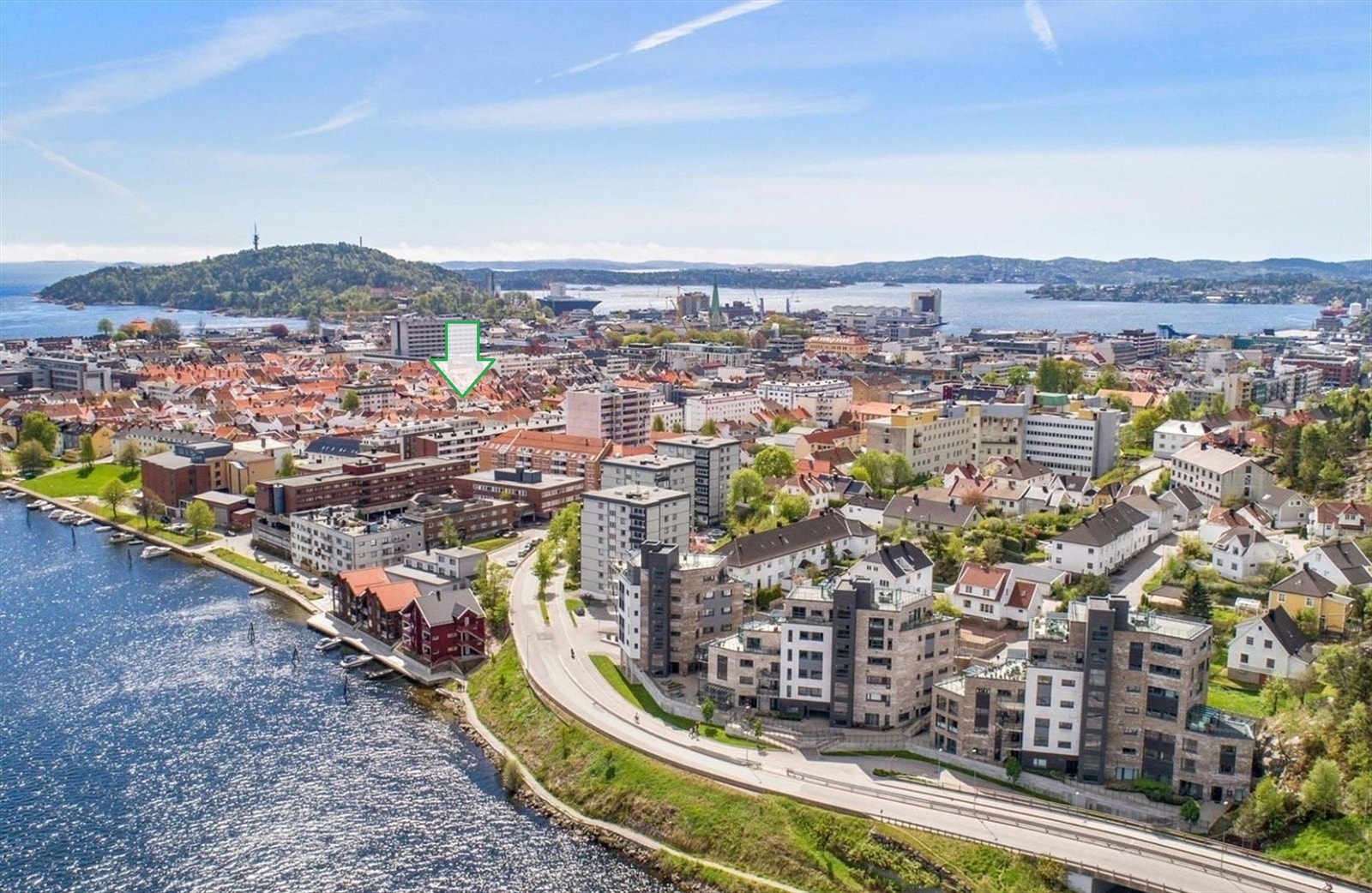 Oversiktsbilde fra Otra med pil på leilighet mot Odderøya Galleribilde