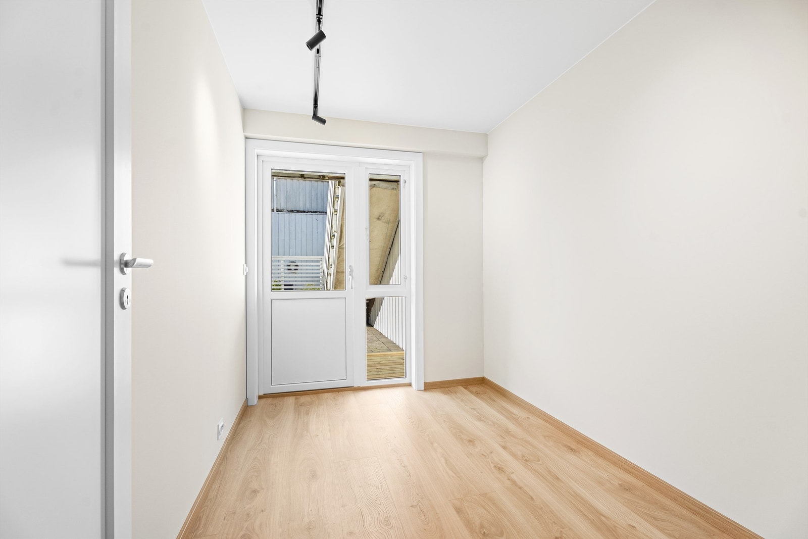 Soverom 1 med utgang til privat terrasse i stille og lukket bakgård for sameiet Galleribilde