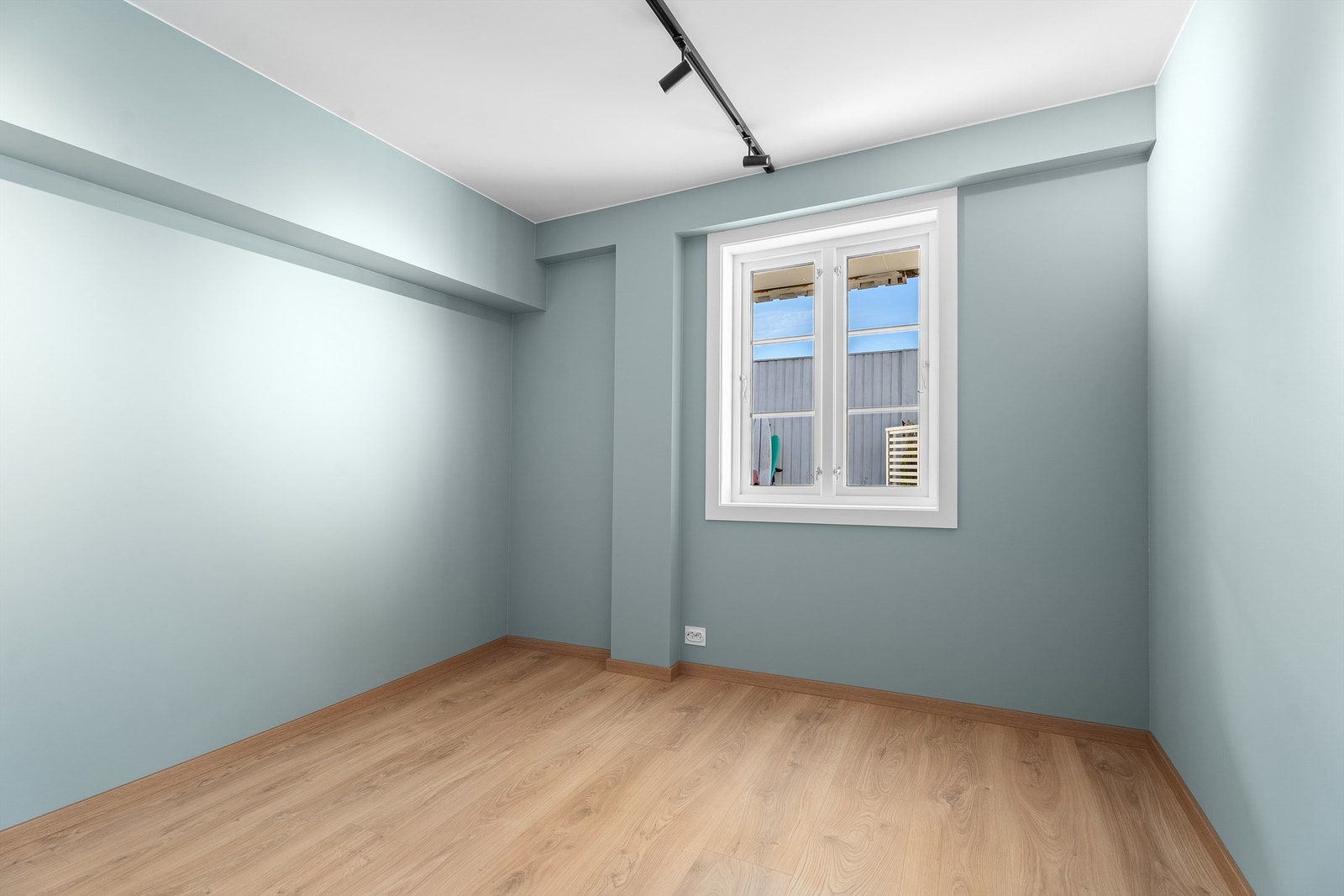 Soverom 2 med god plass til dobbeltseng og garderobeløsning Galleribilde