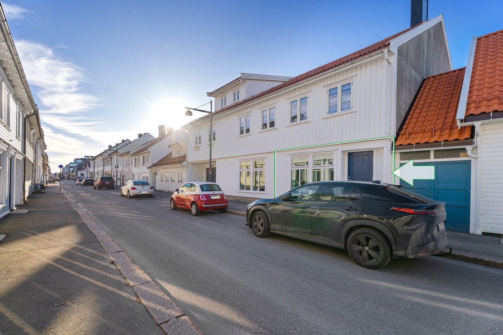 Egen dør fra koselige Skippergata, gaten er enveiskjørt og med beboerparkering Galleribilde