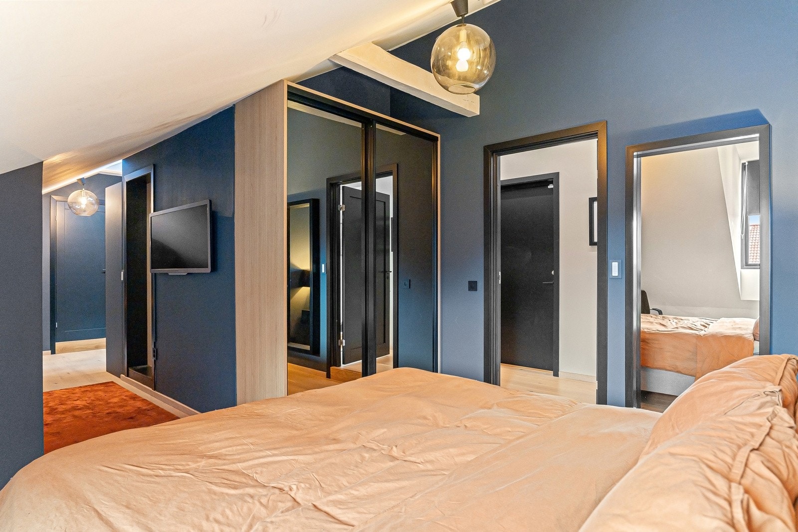 Det er god plass til dobbeltseng med tilhørende møblement, og en stor skyvedørsgarderobe Galleribilde