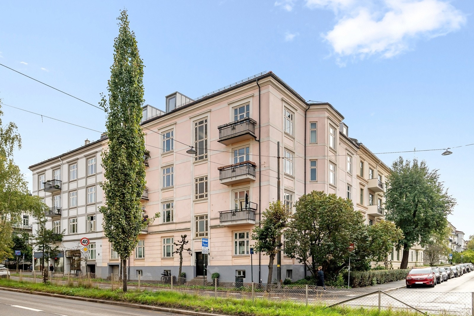 Leiligheten ligger i en flott og tradisjonell bygård Galleribilde
