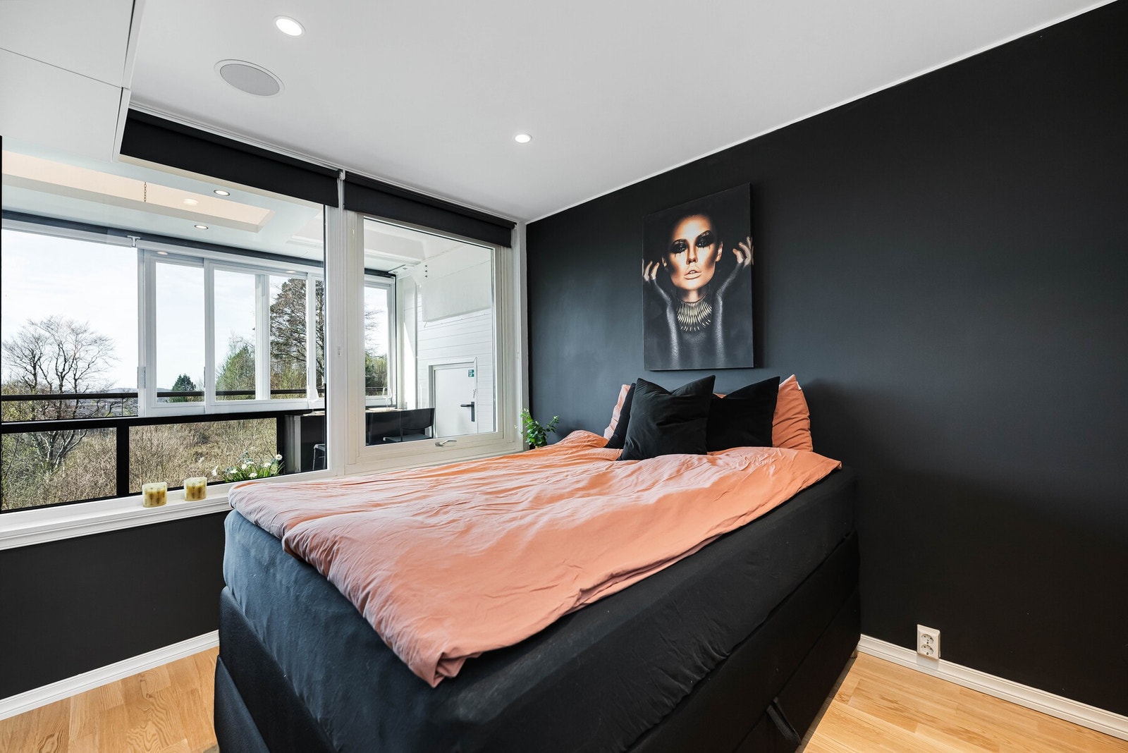 Rommet har et moderne preg med downlights i himling og integrerte Bowers & Wilkins-høyttalere, som gir en ekstra eksklusiv følelse. Galleribilde