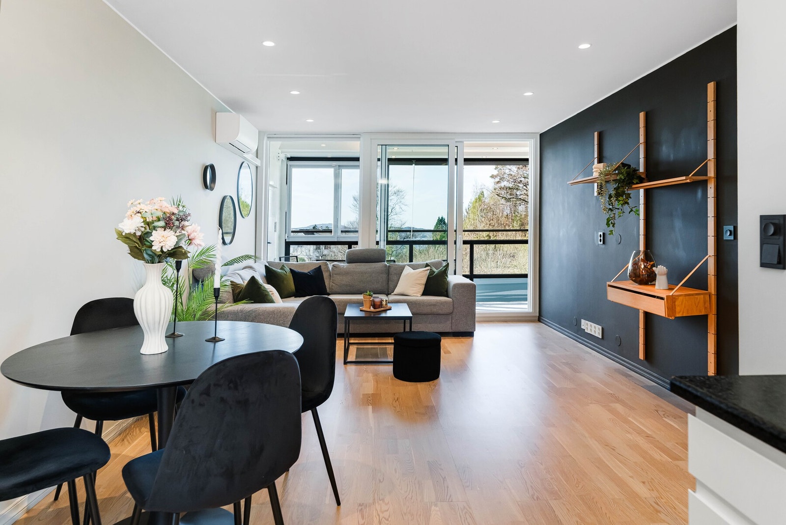 Rommet er lys og innbydende med god plass til sofagruppe og øvrig møblement. Galleribilde
