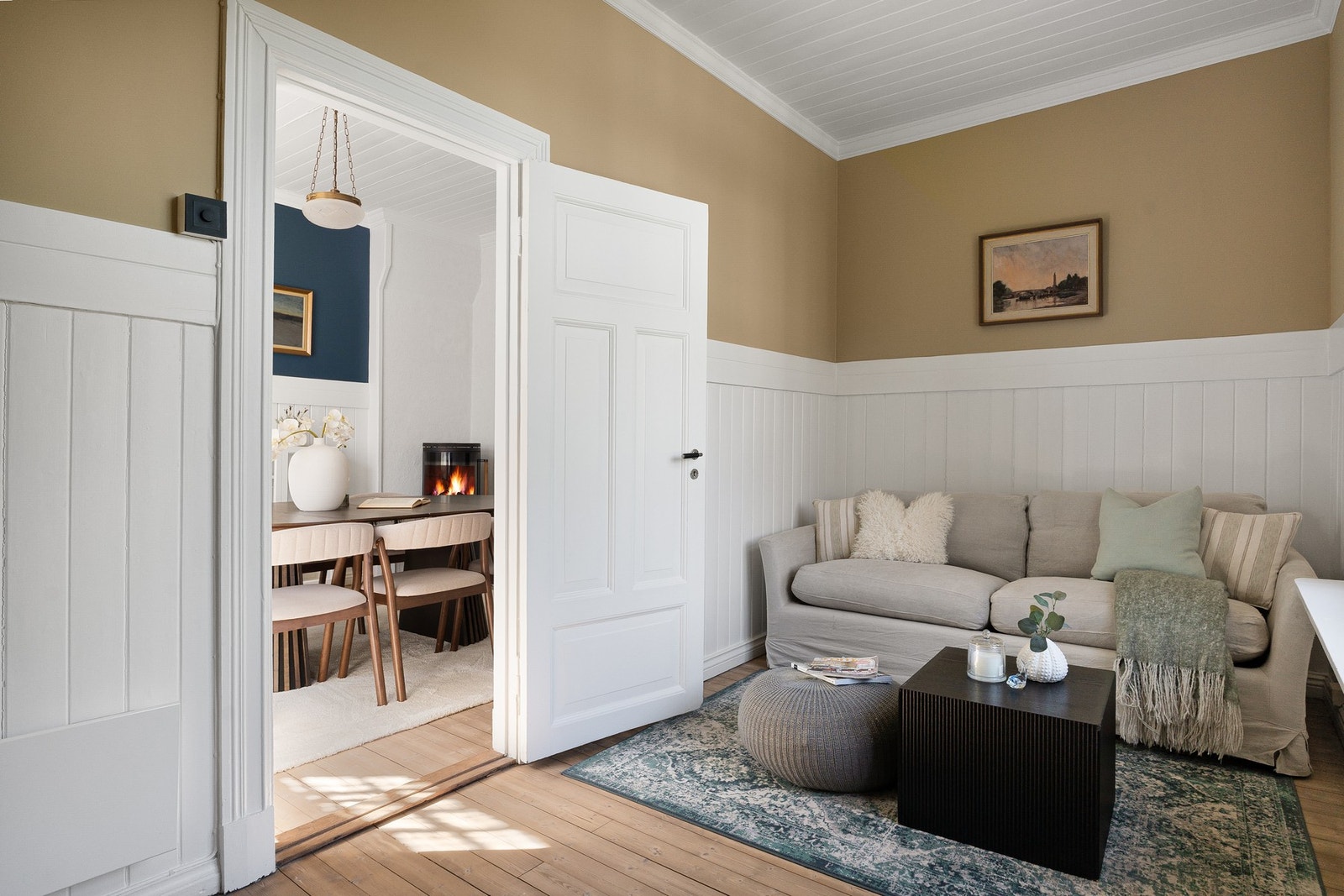 En hyggelig og skjermet TV-stue som egner seg perfekt som en ekstra oppholdsone, ideell for å trekke seg tilbake etter en lang dag. Galleribilde