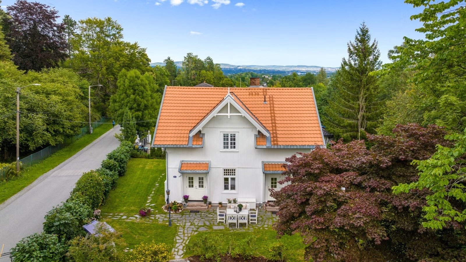 Eiendommen ligger idyllisk til i Kunstnerdalen, omgitt av vakker natur, i et veletablert og barnevennlig område med kort avstand til både marka og sjøen. Galleribilde