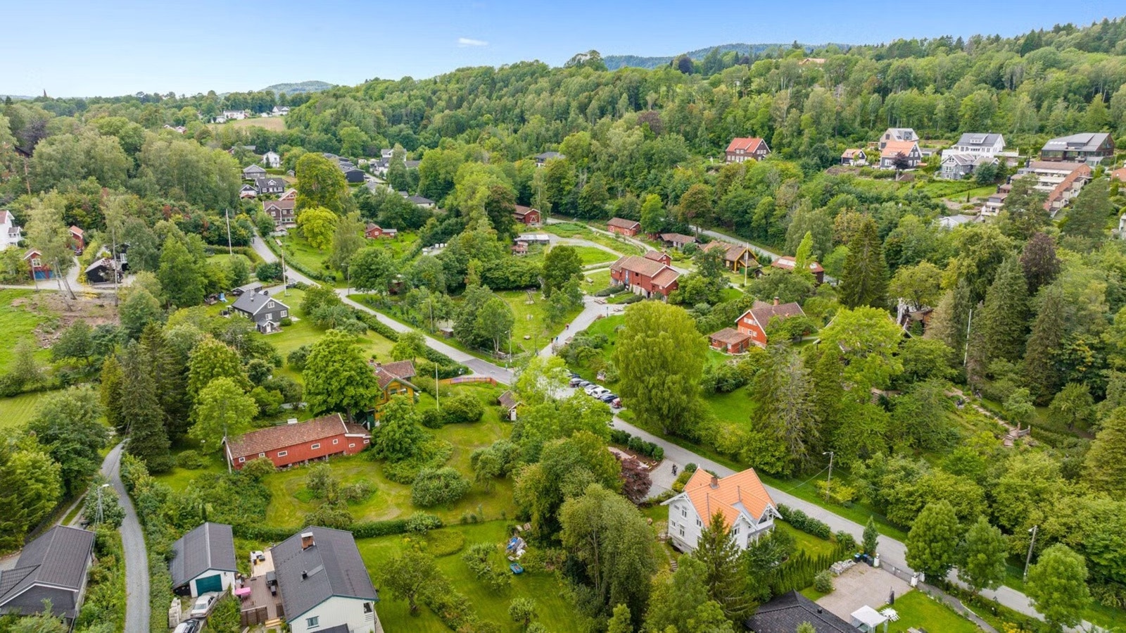 Naturskjønne omgivelser i Kunstnerdalen, med Asker Museum og en trivelig park med lekeplass som nærmeste nabo. Galleribilde