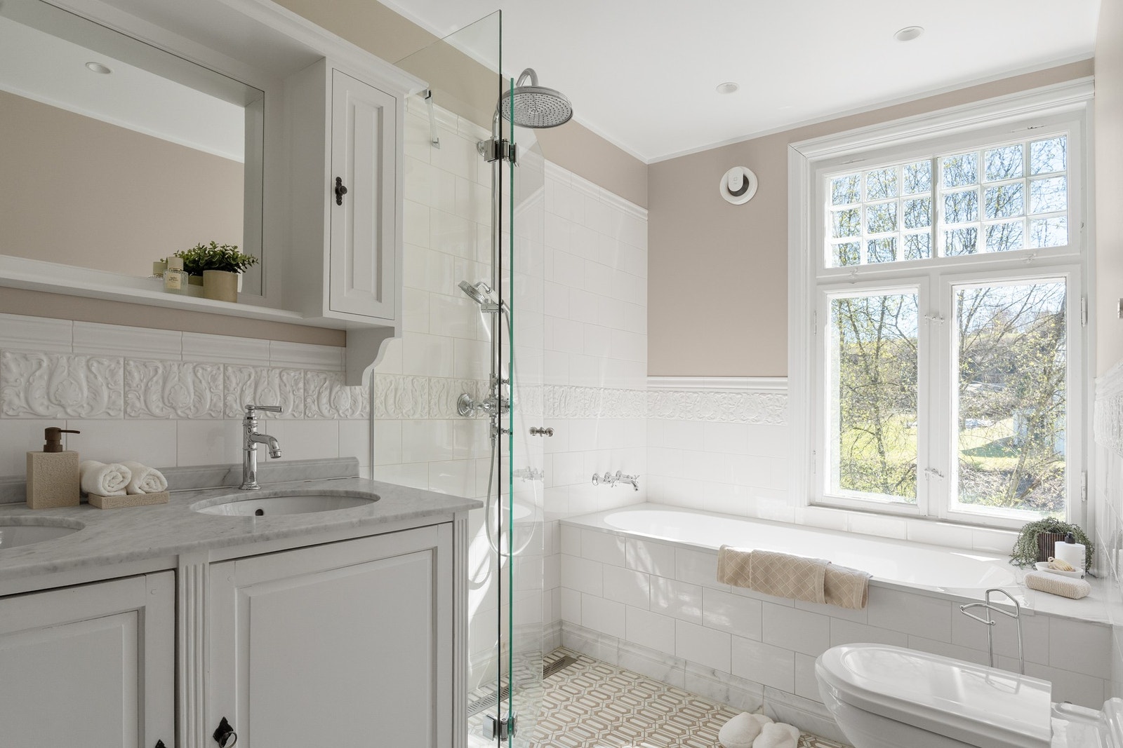 Badet i 2. etasje ble oppgradert i 2022 av tidligere eier, og er designet av ITA Design. Det er etablert to heldekkende servanter nedfelt i underskap, som gir gode oppbevaringsmuligheter og et helhetlig uttrykk. Galleribilde