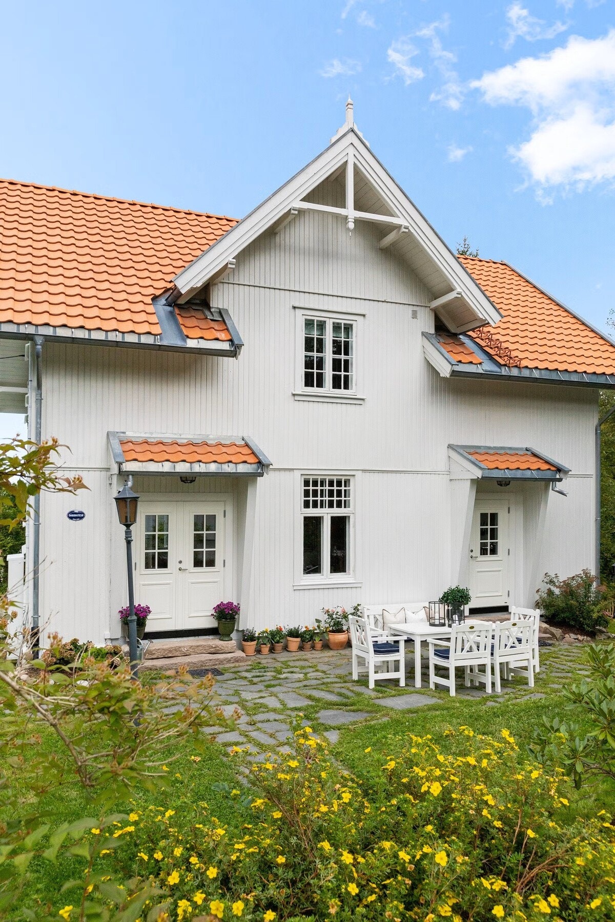 Eiendommen måler hele 1 044 kvm og har en romantisk, frodig hage av god størrelse. Galleribilde