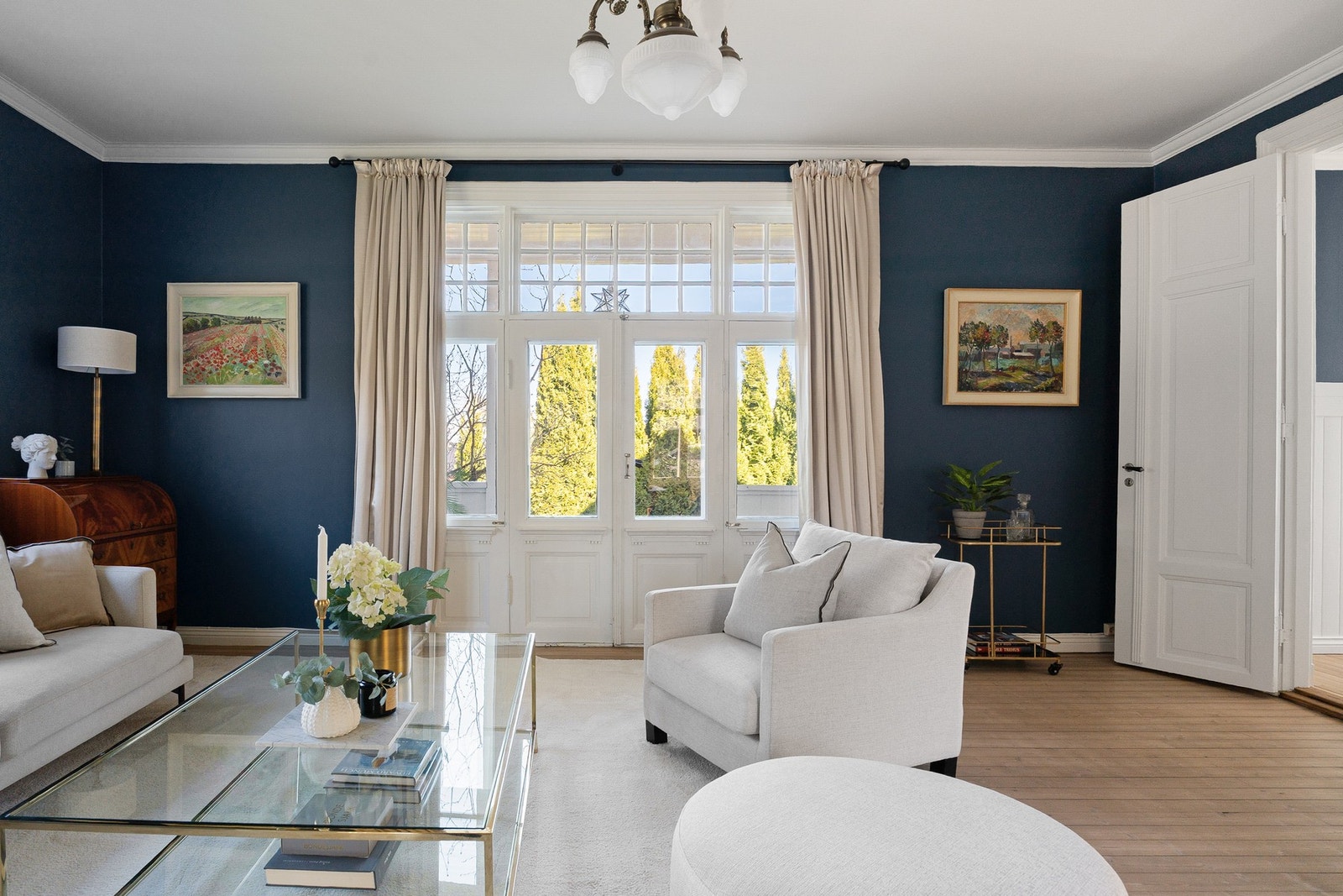 Rommet har god plass til både sofagruppe og sosiale soner, og fremstår som en naturlig samlingsplass i boligen. Galleribilde