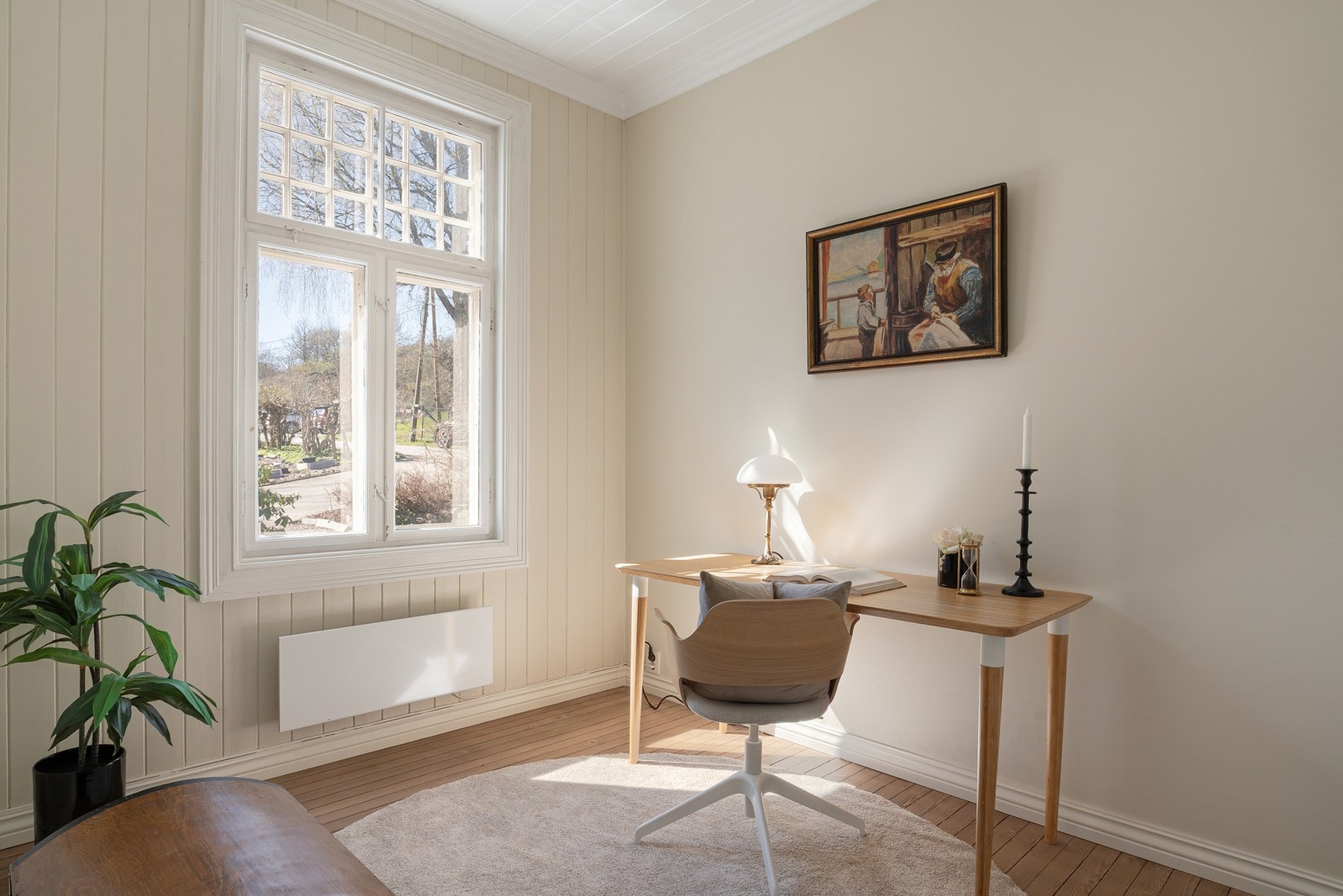 Rommet har en rolig og behagelig atmosfære, med store vindusflater som slipper inn rikelig med naturlig lys og gir en fin arbeidsplass gjennom dagen. Galleribilde