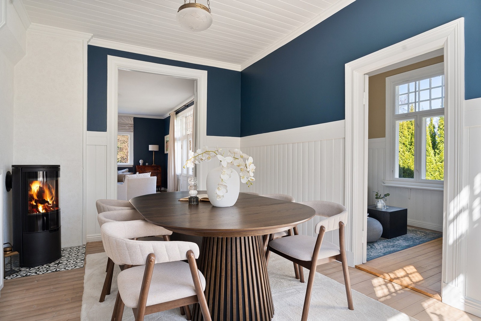 Spisestuen fremstår som lys og innbydende med god takhøyde, klassiske detaljer og store vindusflater som slipper inn rikelig med naturlig lys. Galleribilde