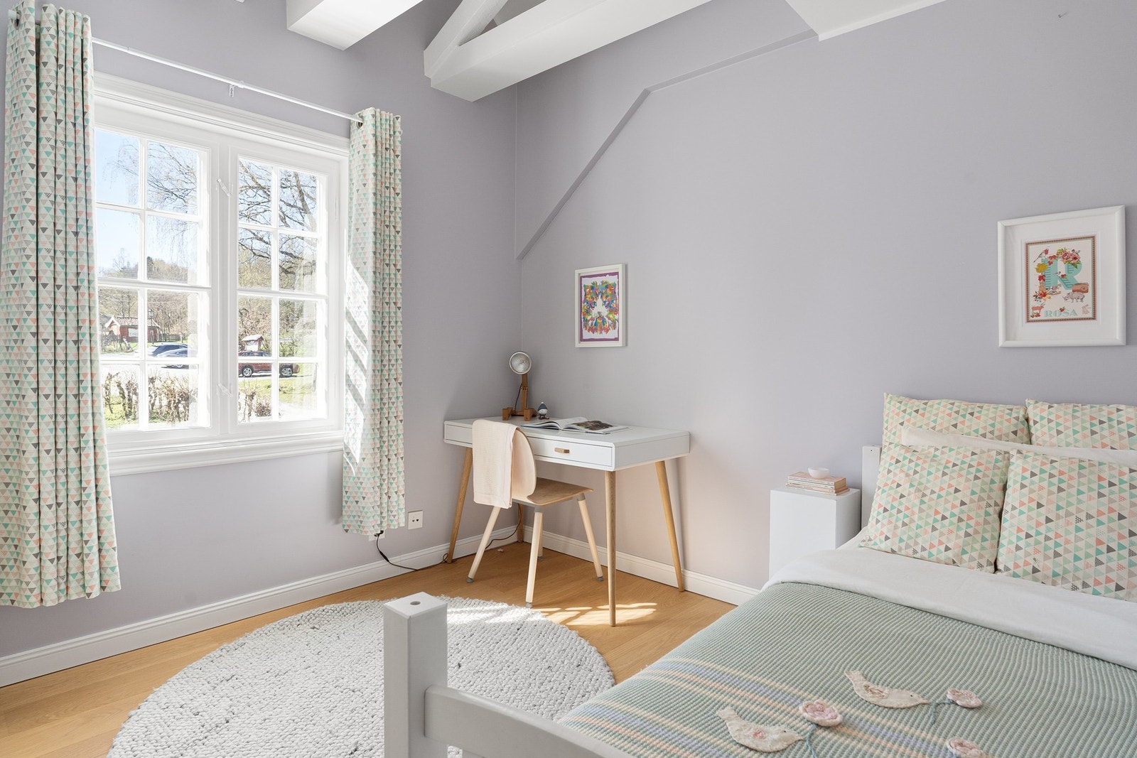 Begge rommene fremstår som lyse og innbydende med gode bruksmuligheter. Begge rommene har fine vindusflater som gir godt med naturlig lys og en behagelig romfølelse. Soverom 2. Galleribilde