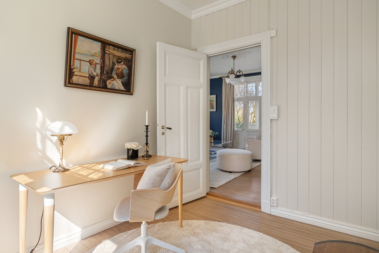 Et lyst og innbydende rom som i dag benyttes som hjemmekontor, med gode møbleringsmuligheter og fleksibel bruk. Galleribilde