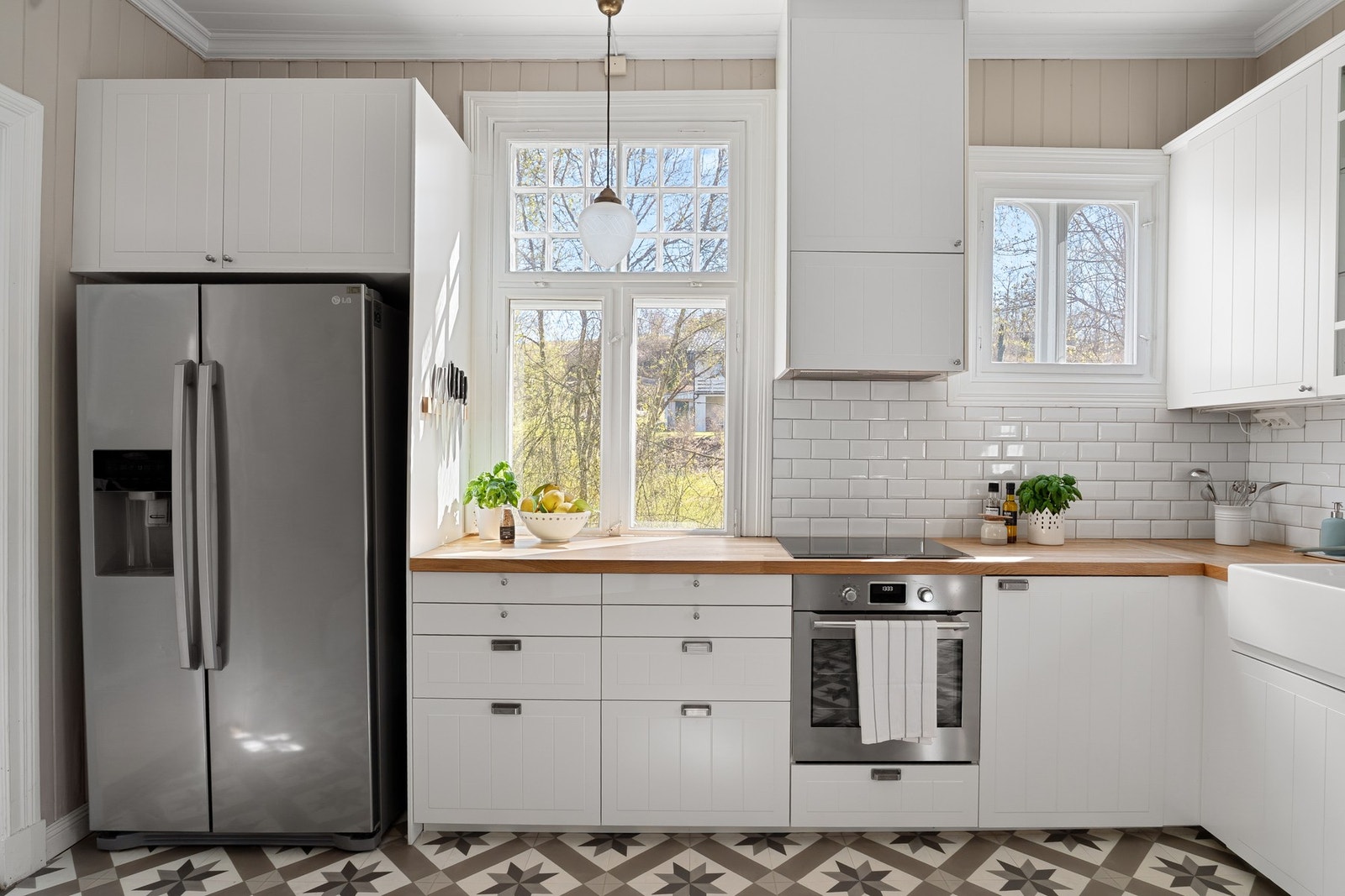Innredningen er fra IKEA med profilerte fronter og heltre benkeplate, som gir et varmt og helhetlig uttrykk. Galleribilde