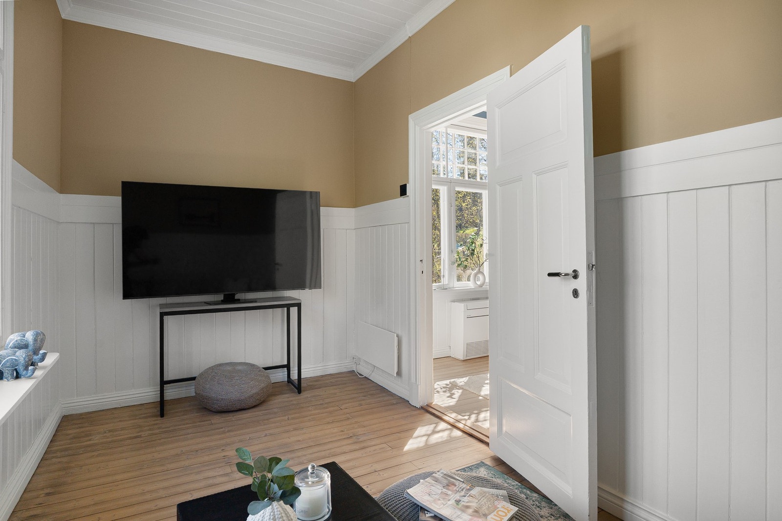 Det er gode møbleringsmuligheter for både sofa og TV-løsning, og rommet fungerer godt som både tv-stue, lesehjørne eller hjemmekontor. Rommet har blitt brukt som soverom. Galleribilde