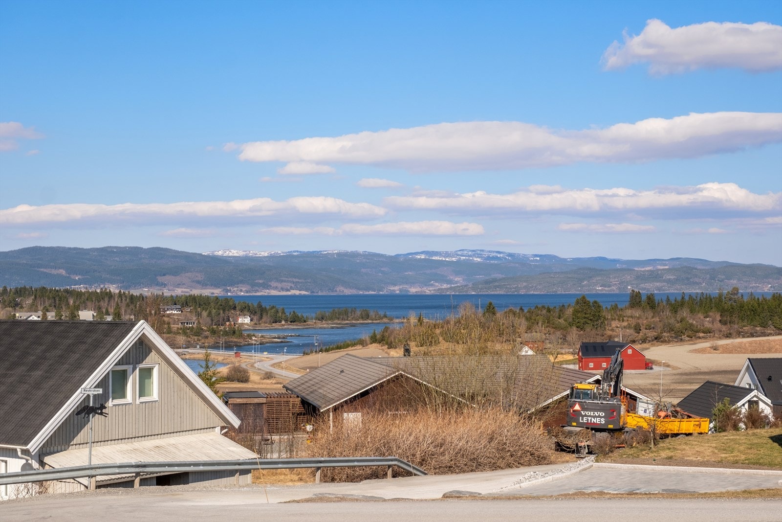 Fra eiendommen er det en åpen og vidstrakt utsikt over fjorden og fjellene i det fjerne. Galleribilde