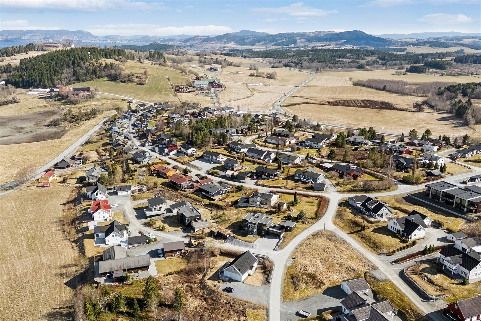 Her blir du en del av et veletablert nabolag, med nærhet til både natur og sjø. Galleribilde