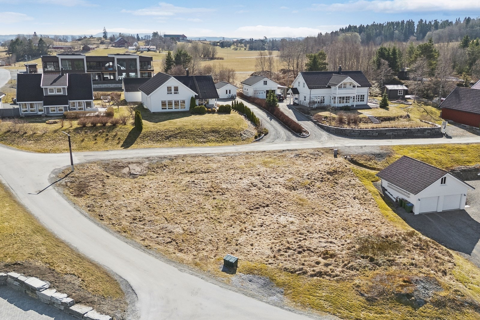 Romslig hjørnetomt med enkel adkomst, plassert i et rolig og familievennlig boligfelt. Galleribilde