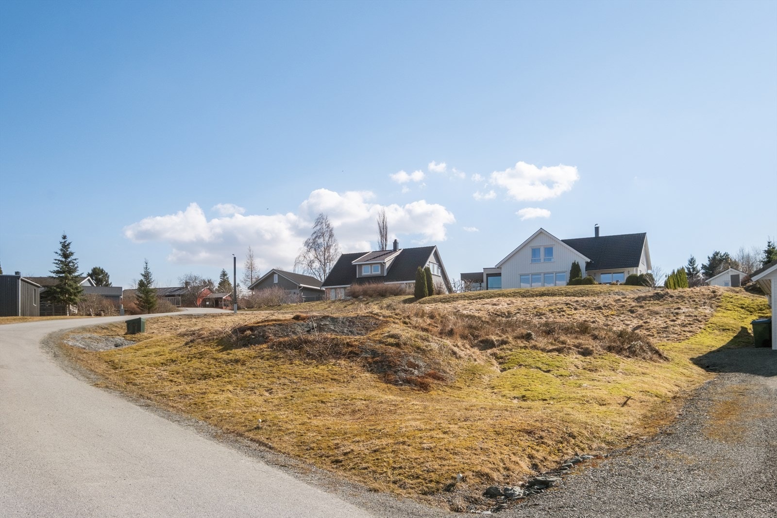 Tomten har et variert terreng. Galleribilde