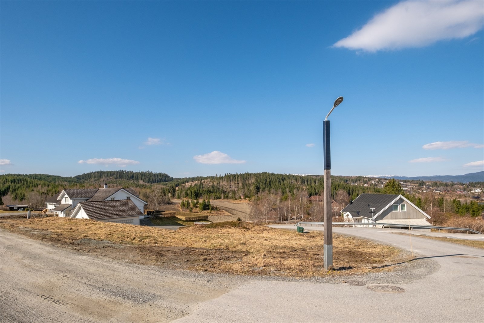 Eiendommen er beliggende som en hjørnetomt og er avsatt til boligformål i kommuneplanen. Galleribilde