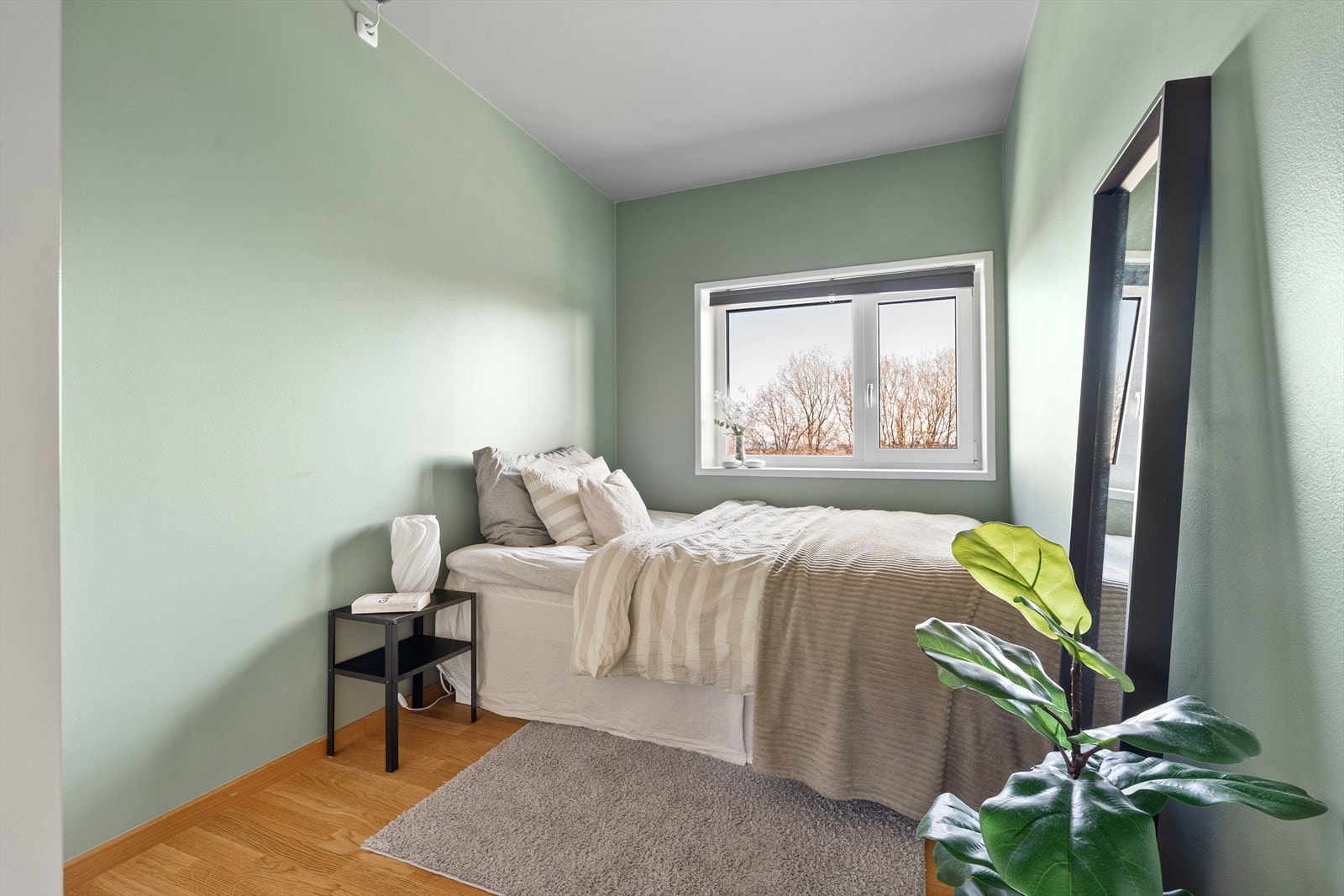 Soverommet på 8 m² er oppmalt med i behagelige fargetoner. Rommet er innredet med dobbeltseng, nattbord og garderobeskap. Galleribilde
