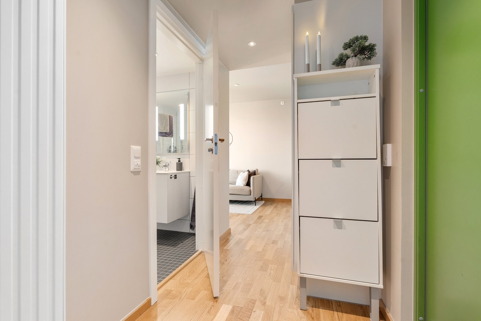En lys og innbydende entré er det første som møter deg, og gir et godt førsteinntrykk. Gangen er i dag innredet med gode oppbevaringsløsninger for skotøy. Galleribilde