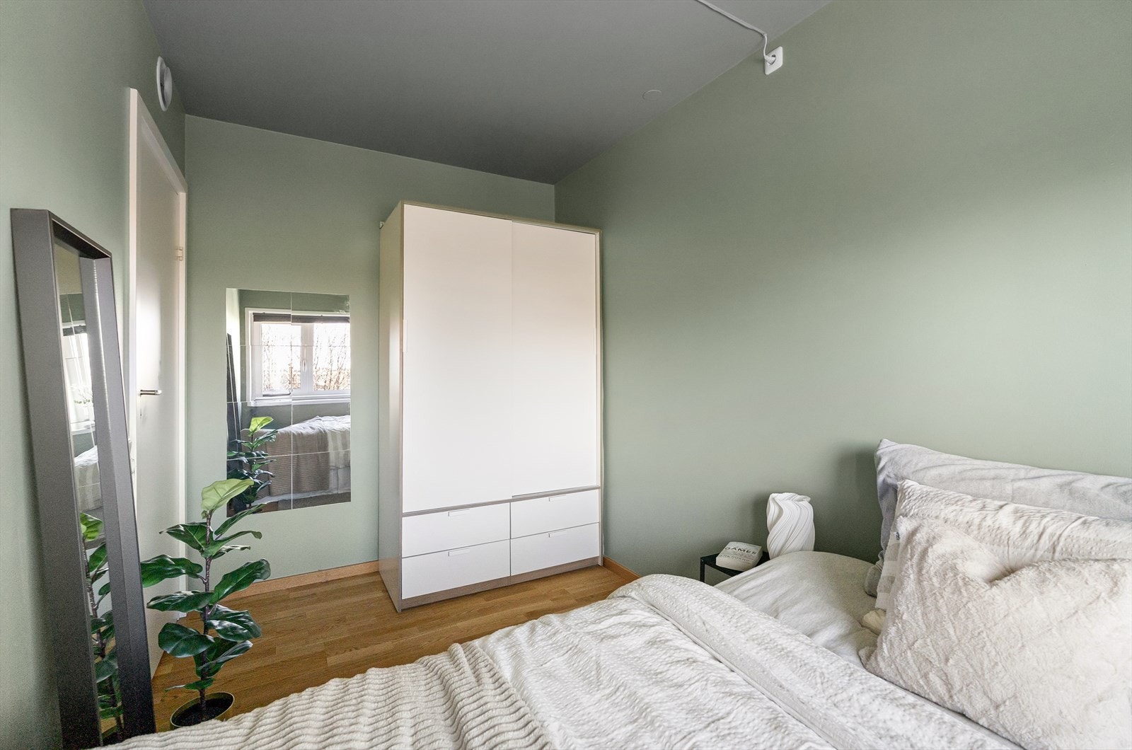 Klesskapet som gir lagring av klær og sko følger handelen videre til neste eier. Leiligheten disponerer også en ekstern bod i kjeller på 8 m² hvor sykkel og annet utstyr kan oppbevares. Galleribilde