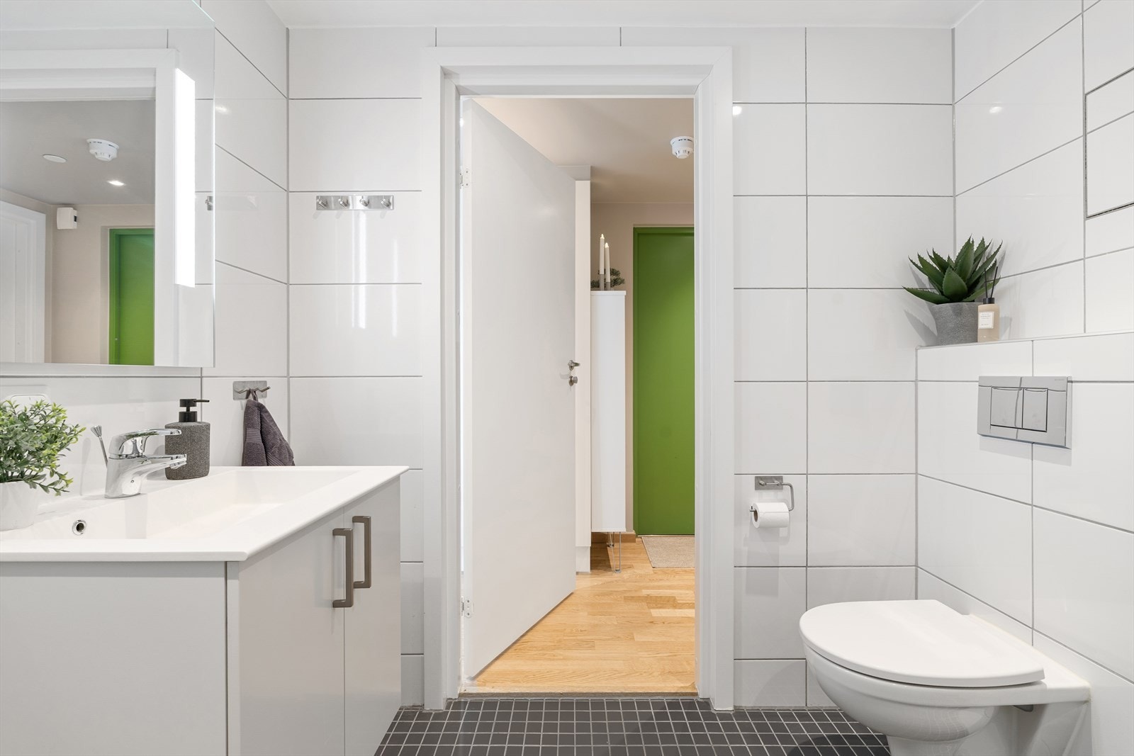 Badet er utstyrt med innfellbare dusjdører, mekanisk avtrekk, toalett, servant i skap, og opplegg for vaskemaskin/tørketrommel. Galleribilde