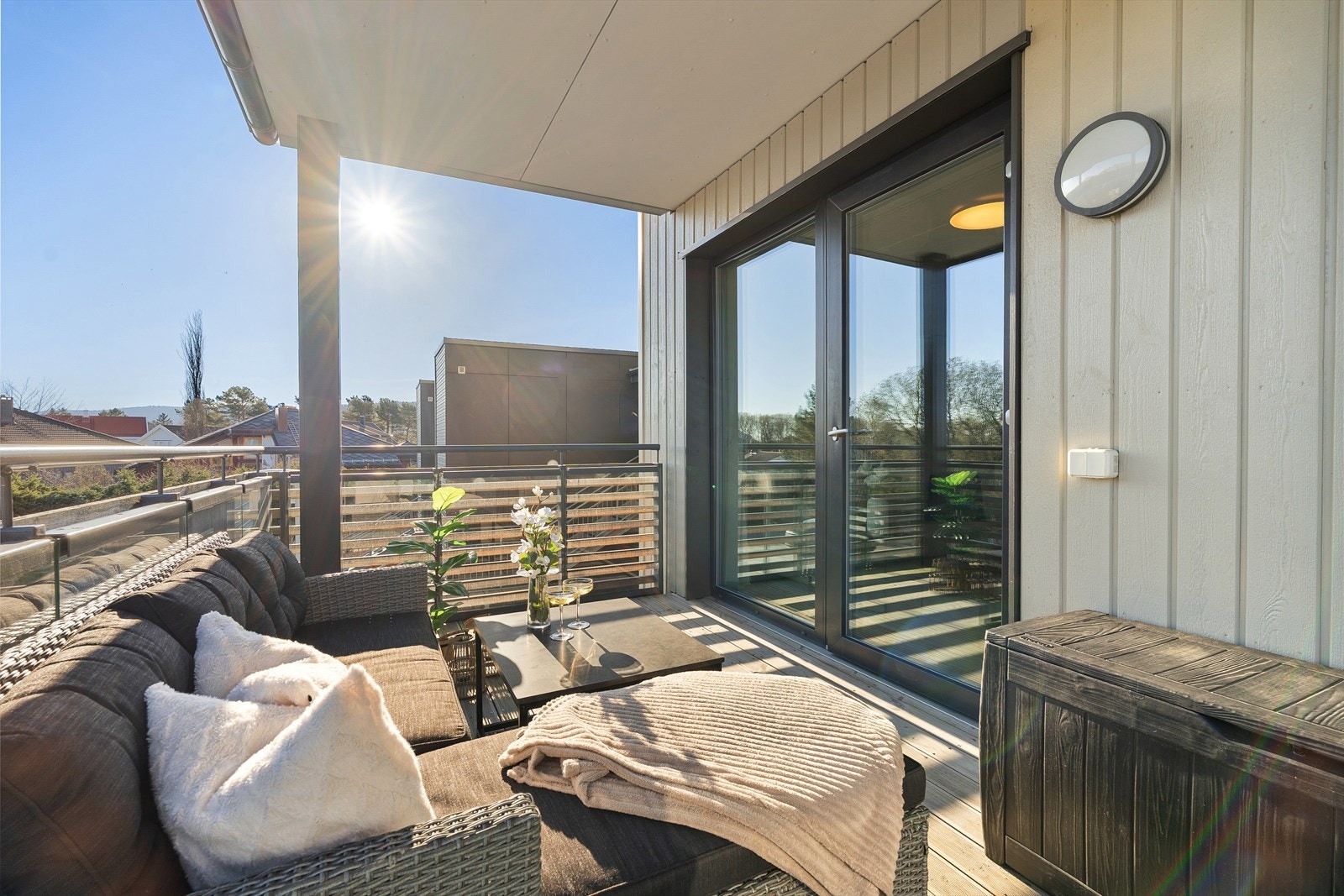 Fra stuen er det utgang til en egen overbygd balkong på hele 9 m² som enkelt fungerer som en forlengelse av oppholdsrommet på sommerhalvåret. Galleribilde
