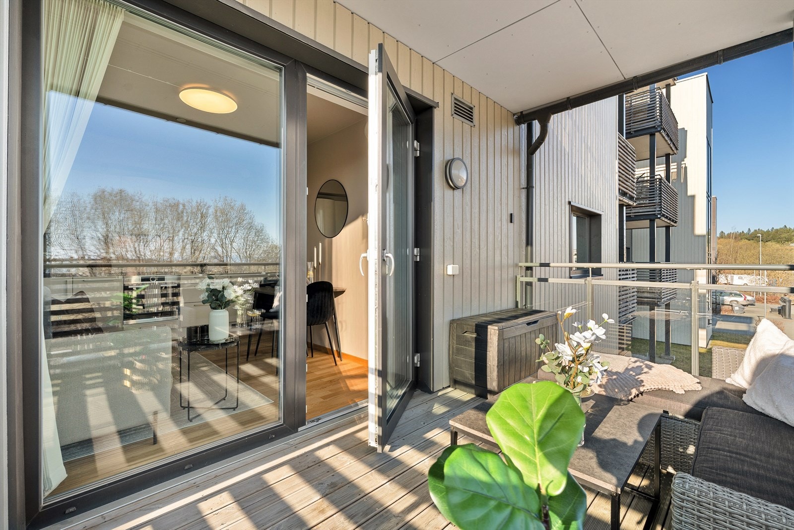 Det er uttak for strøm på balkongen, som gjør det mulig å sette inn en varmelampe eller ekstra belysning. Galleribilde