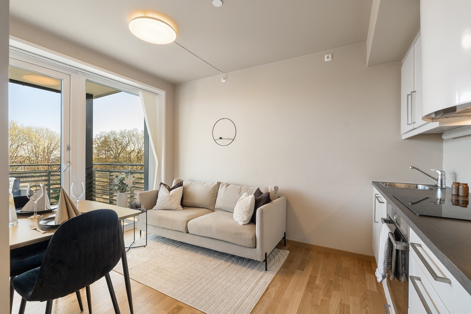 Planløsningen legger til rette for et praktisk spisebord. Her kan det også innredes med et større spisebord, eller bord med ileggsplate. Galleribilde
