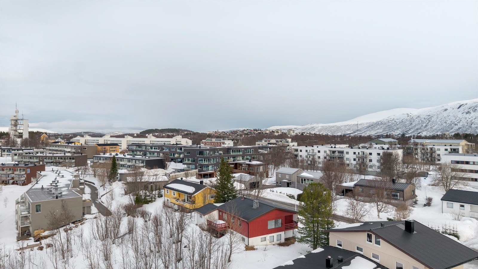 Område rundt er bebygd med småhus og lavblokk. Galleribilde
