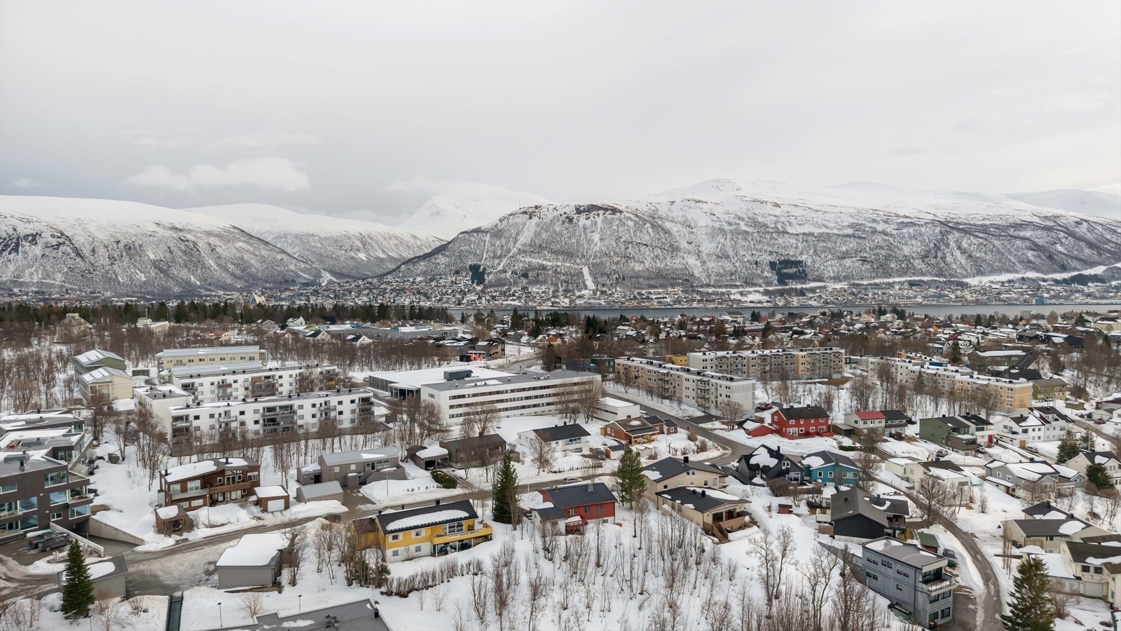 Eiendommen ligger sentralt på Tromsøya - gangavstand til sentrum og friområder. Galleribilde