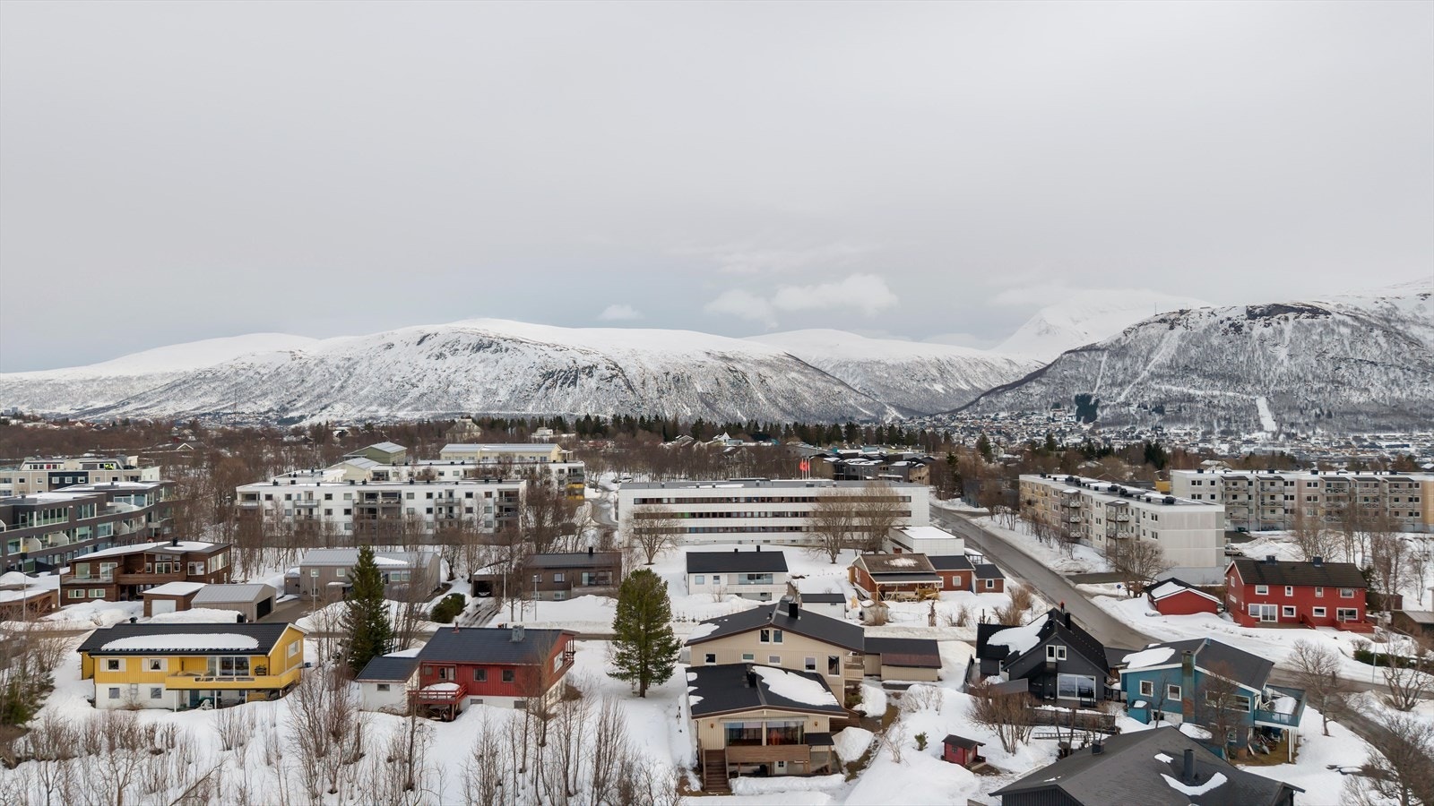Adkomst fra sentrum forbi Sommerlyst og nærbutikk på Elverhøy. Galleribilde