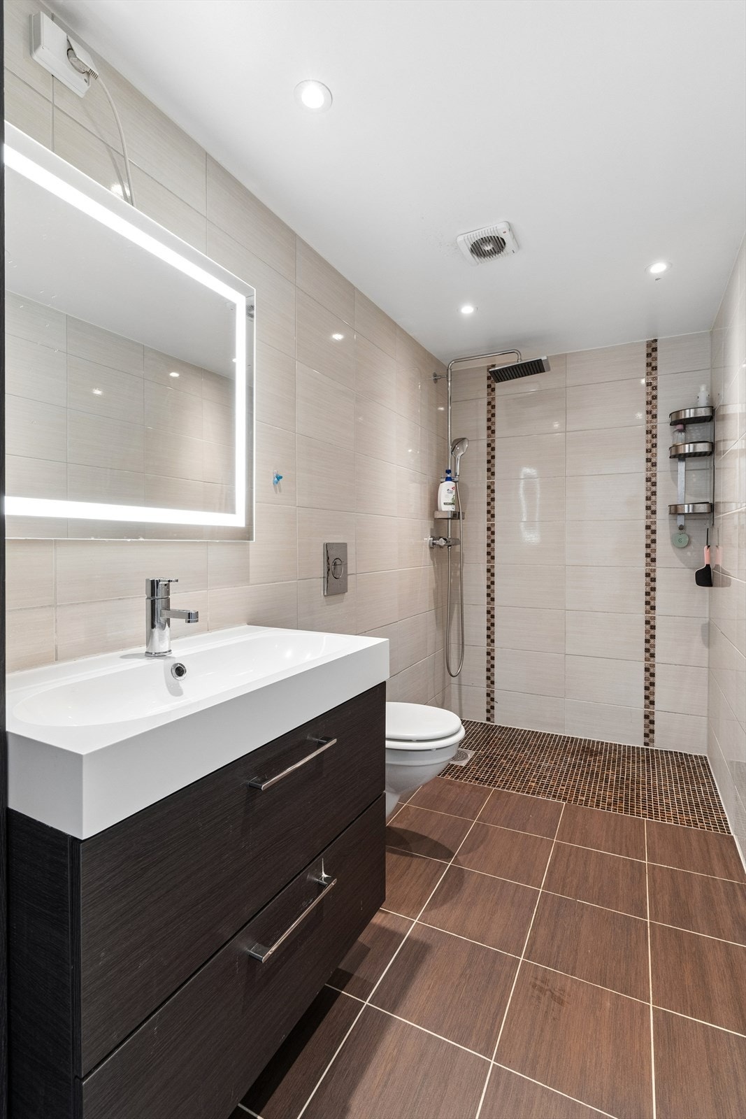 Badet i andre etasje ble pusset opp i 2017 med fliser på gulv og vegger, vegghengt toalett og gulvvarme. Galleribilde