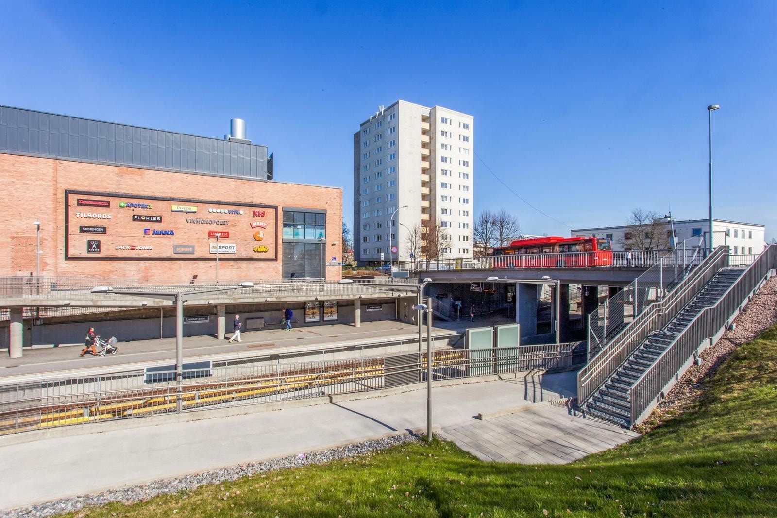 Kort vei til Lambertseter Senter - alt du trenger av butikker, servicetilbud og T-bane, samlet rett i nærheten Galleribilde