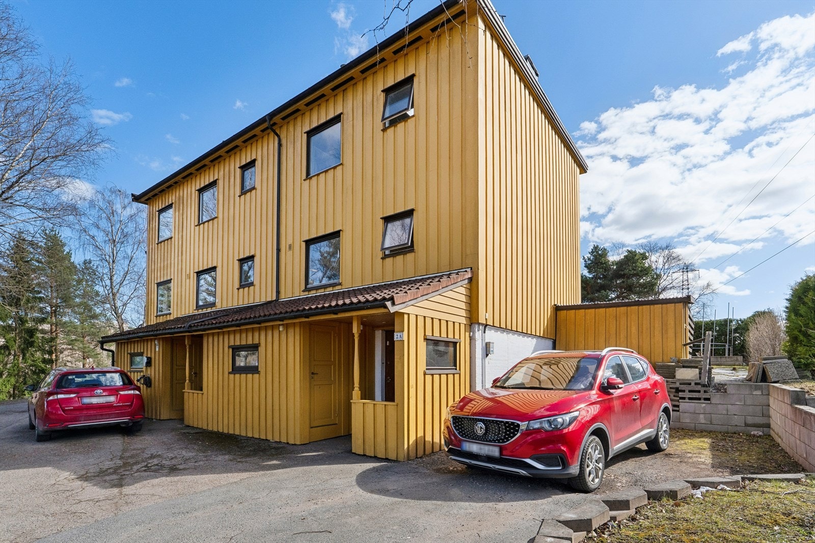 Velkommen til Langerudsvingen 2A! Et innholdsrikt og familievennlig rekkehus over tre plan med garasjeplass i felles anlegg. Foto: Galleribilde