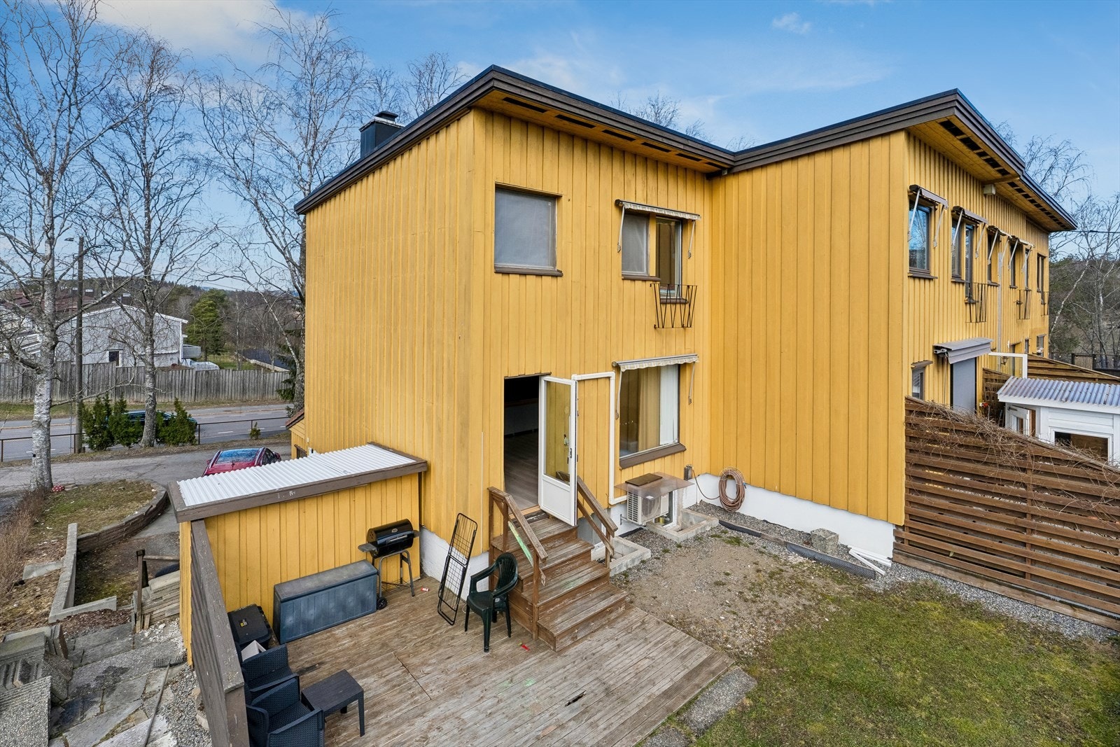 Den sørøstvendte terrassen på 16 m² og hagen gir rikelig med plass for uteliv. Boligen har en luft-til-luft varmepumpe fra 2024. Galleribilde
