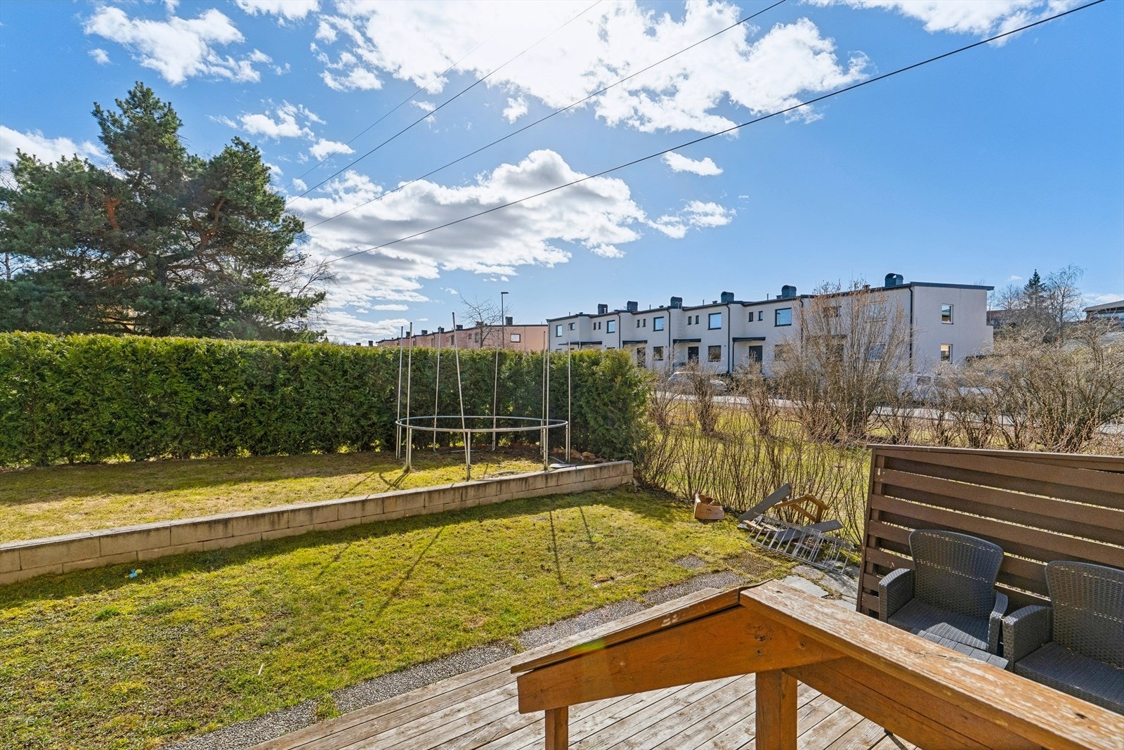 Fra terrassen ser man ut over hagen og nærområdet. Galleribilde
